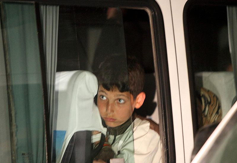 Un joven sirio espera en un autobús entrar en el campo de refugiados.