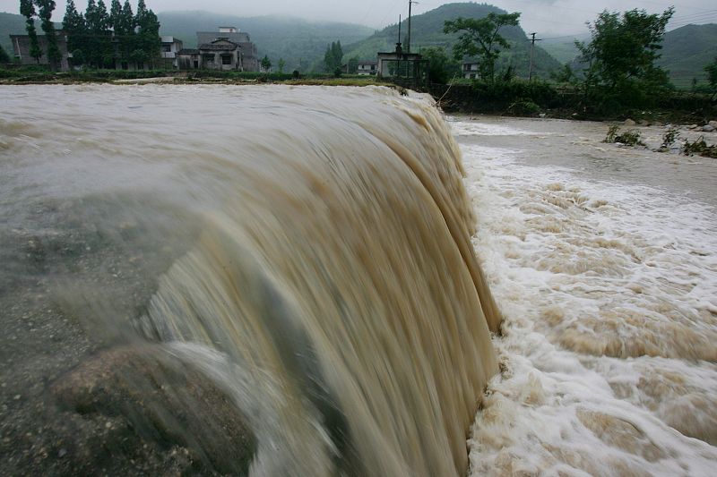 Vista de un río que se desbordó en el condado Tongcheng de la provincia china de Hubei