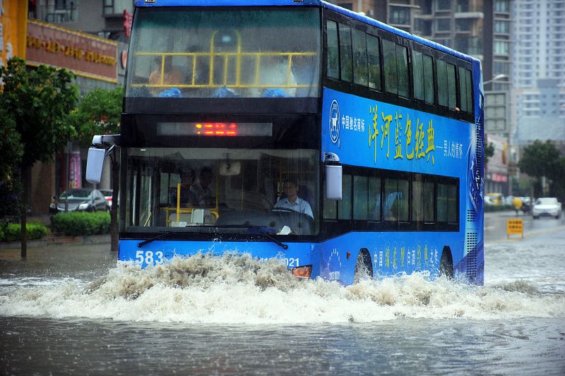 Un autobús intenta circular pese al agua