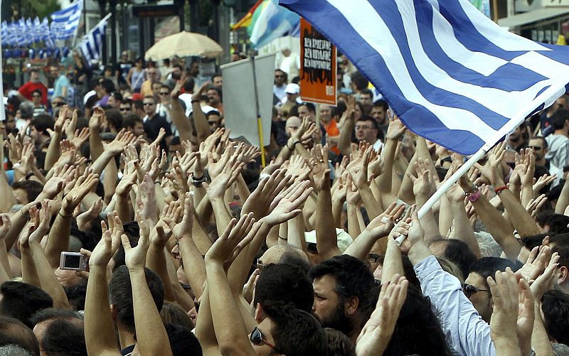 Miles de personas se han ido concentrando frente al Parlamento griego