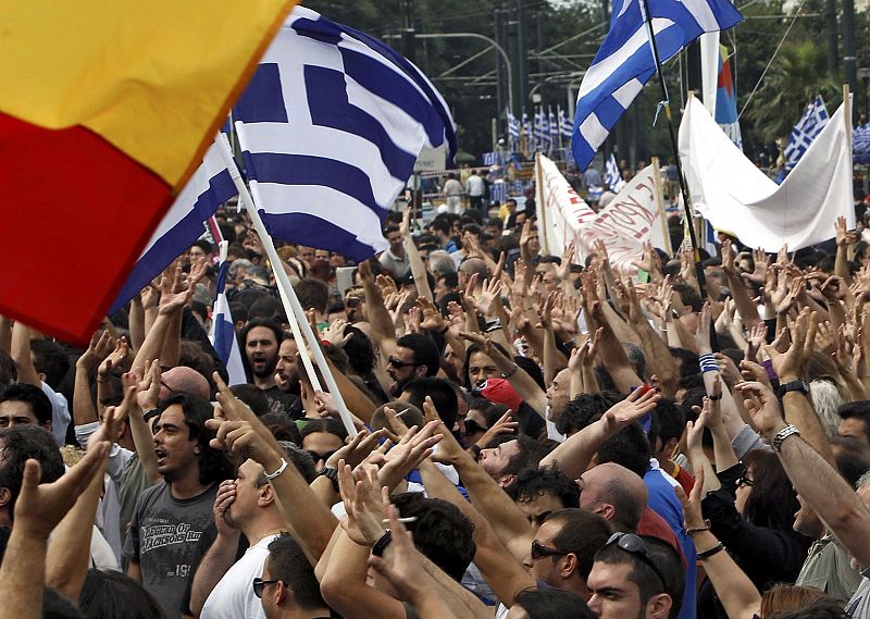 Entre las banderas griegas, también se han colado algunas españolas