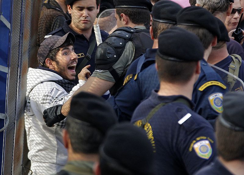 Un manifestante griego se enfrenta a la policía