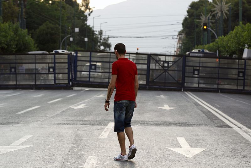 La Policía griega ha colocado barreras para evitar que los manifestantes lleguen a las puertas del Parlamento