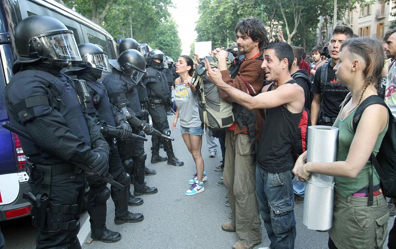 Varios jovenes increpan a los mossos d'Esquadra