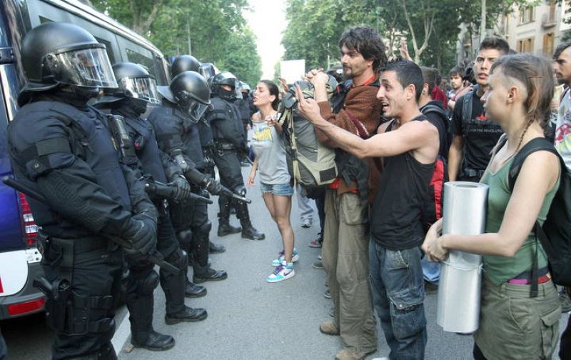 Varios jovenes increpan a los mossos d'Esquadra