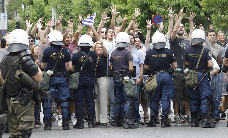 Manifestantes gritan frente a la sede del Parlamento de Grecia