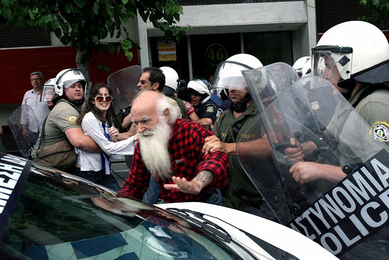 La policía griega arresta a un manifestante de avanzada edad