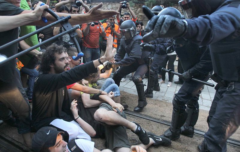 Varios mossos d'Esquadra intentan apartar a jóvenes "indignados"