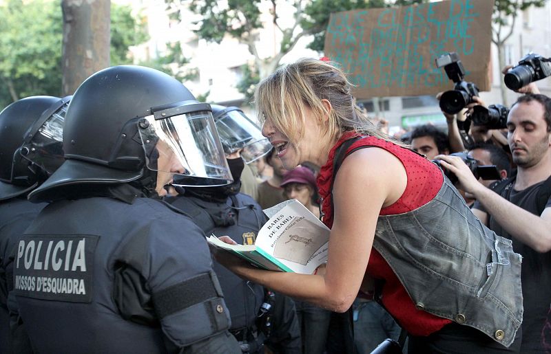 Una joven, frente a los policias autonómicos