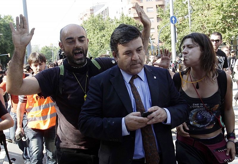 Los manifestantes acosan al diputado Alfons López Tena