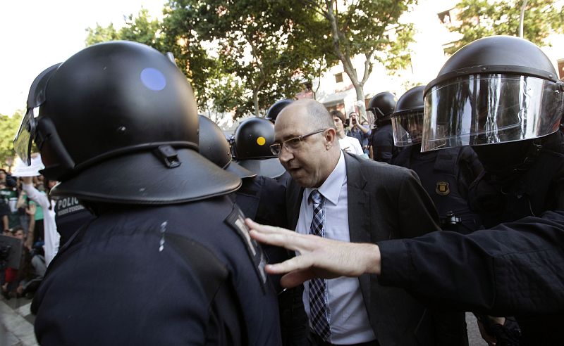 La Policía escolta a un diputado sin identificar