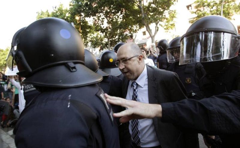 La Policía escolta a un diputado sin identificar