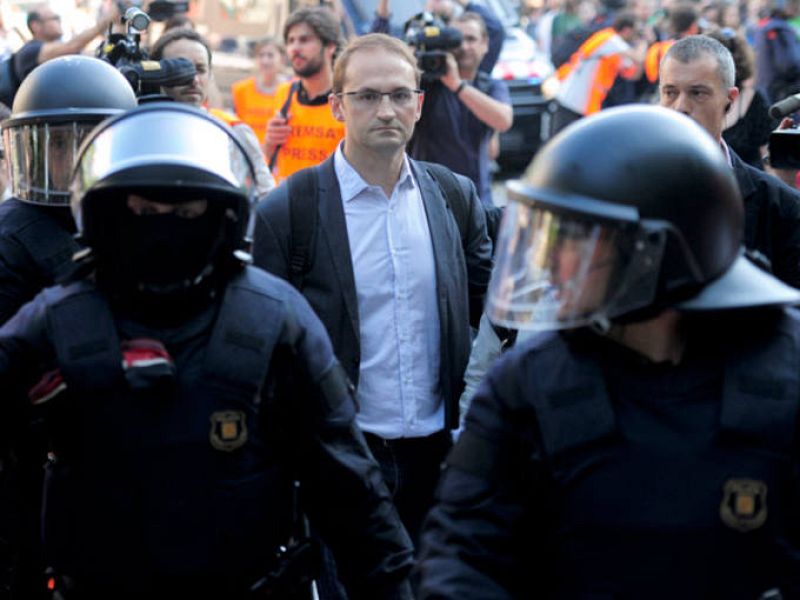 Joan Herrera, líder de ICV, entra con la protección de los antidisturbios