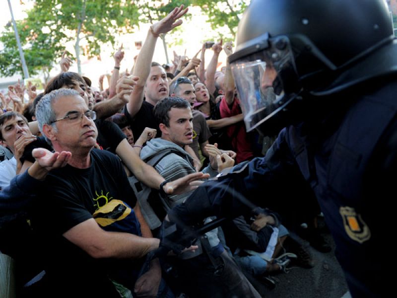 Manifestantes forcejean con la Policía