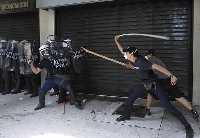 Grupos radicales y policías se han enfrentado en una batalla campal