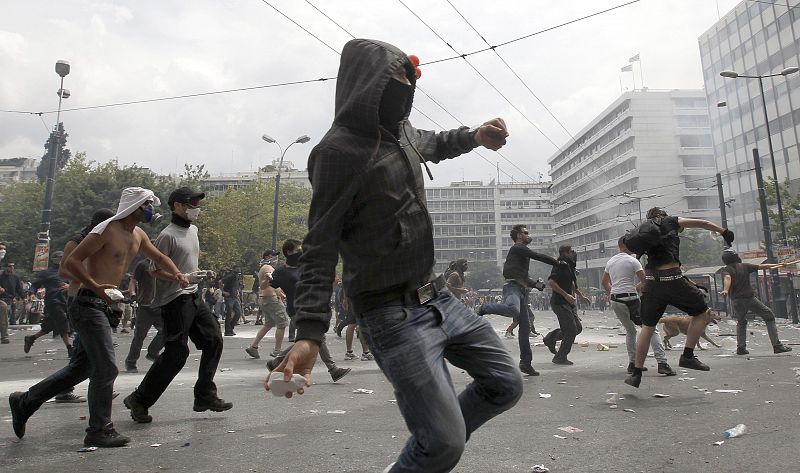 Varios jóvenes han lanzado piedras y cócteles molotov contra la policía de Grecia