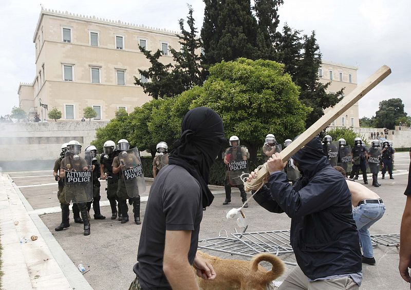 Los enfrentamientos entre manifestantes y policía se han desarrollado en los alrededores del Parlamento griego