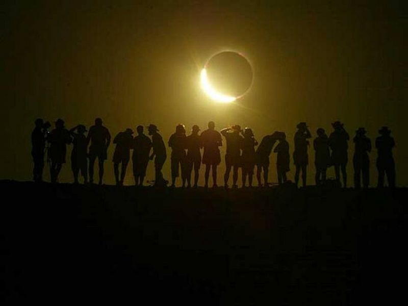Un grupo de turistas observa el eclipse lunar en Australia.