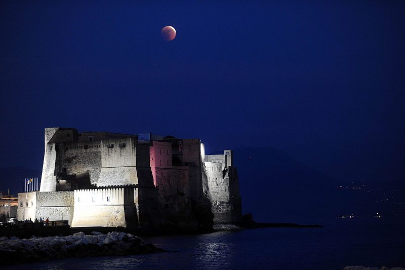 La Luna vista desde el Castell dell Ovo, en Nápoles, Italia, durante el eclipse total