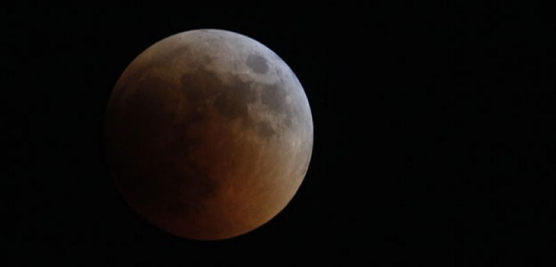 La Luna vista durante el eclipse total, vista desde Amman, Jordania