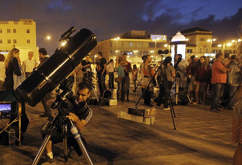 Decenas de aficionados a la astronomía se reúnen en el paseo marítimo de  la Malvarrosa, en Valencia