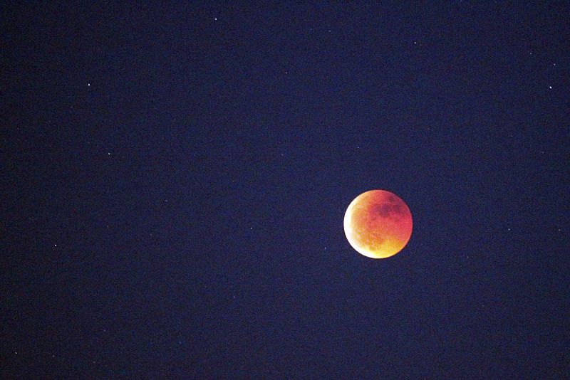 Fase final del eclipse total de luna visto desde Ciudad Real