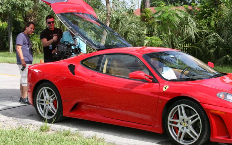  A su llegada a Los Ángeles, el padre de Eva muere tras ser atropellado por un coche. Eva jura encontrar al culpable de la muerte de su padre.