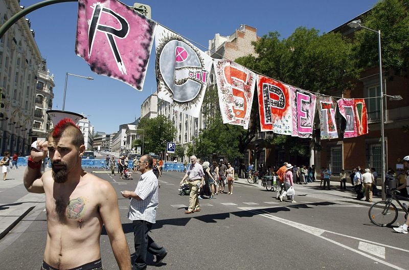 LOS "INDIGNADOS" DEL 15-M LLEVAN SU PROTESTA A LAS CALLES ESPAÑOLAS