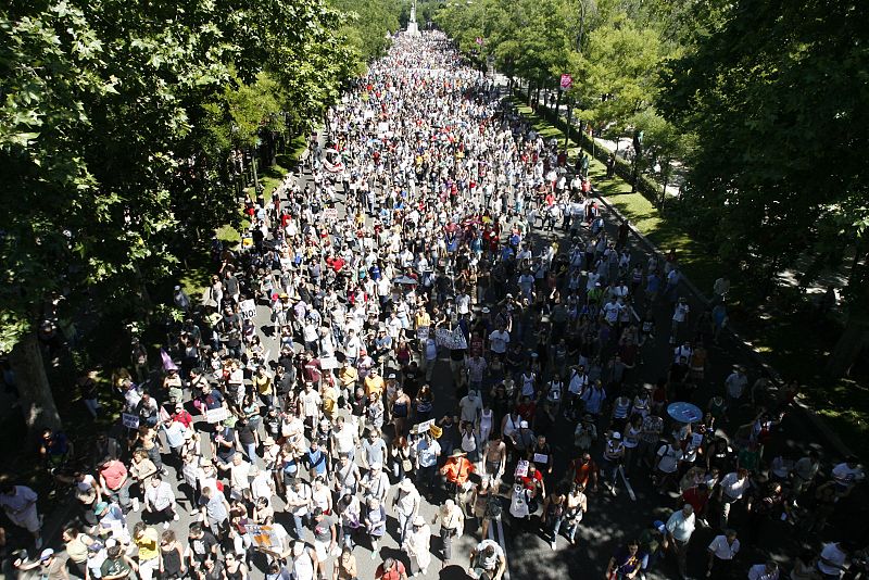 LOS "INDIGNADOS" DEL 15-M LLEVAN SU PROTESTA A LAS CALLES ESPAÑOLAS