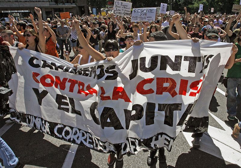 LOS "INDIGNADOS" DEL 15-M LLEVAN SU PROTESTA A LAS CALLES ESPAÑOLAS