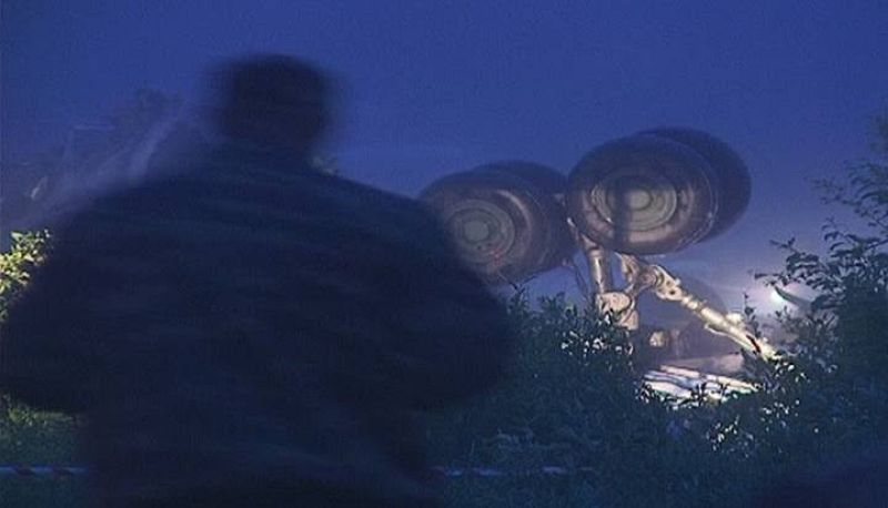 El tren de aterrizaje del aparato entre los restos del avión en Petrozavodsk 