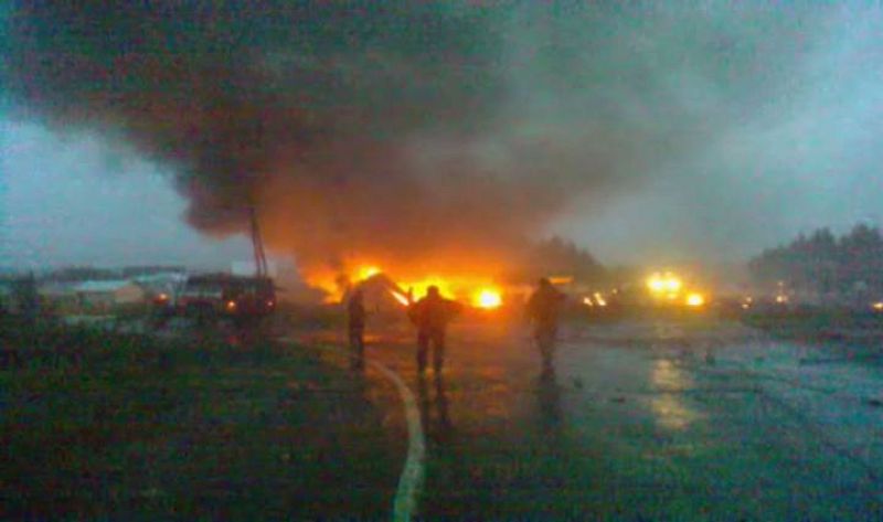 Imágen tomada de televisión del avión en llamas en Petrozavodsk 