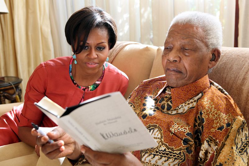 Mandela enseña a Michelle su libro biográfico.