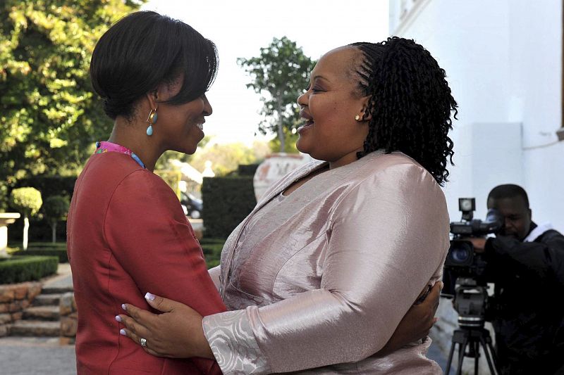 La esposa del presidente estadounidense conversa con la primera dama sudafricana, Nompumelelo Ntuli-Zuma, en Pretoria.