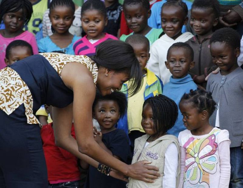 Michelle Obama visita un colegio en la capital sudafricana. 