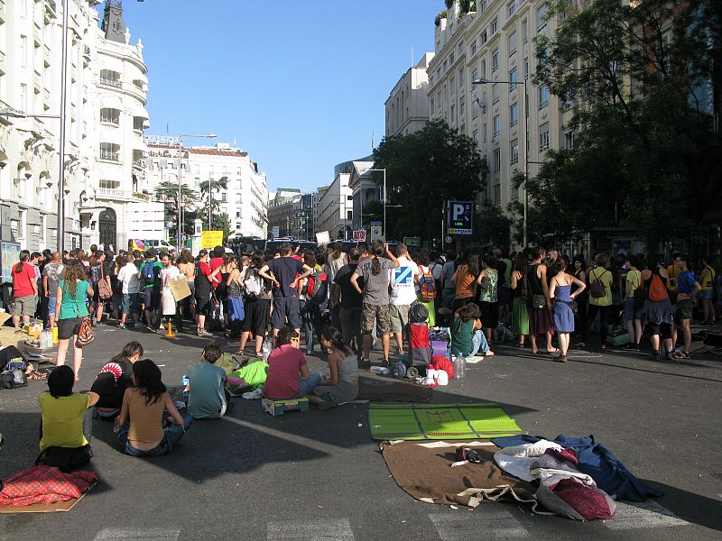 Imagen de la concentración del Movimiento 15-M frente al Congreso de los Diputados, para protestar por la reforma de la negociación colectiva