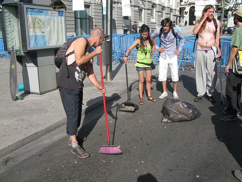 Los acampados, mayoritariamente jóvenes, han limpiado la zona de la plaza que han ocupado