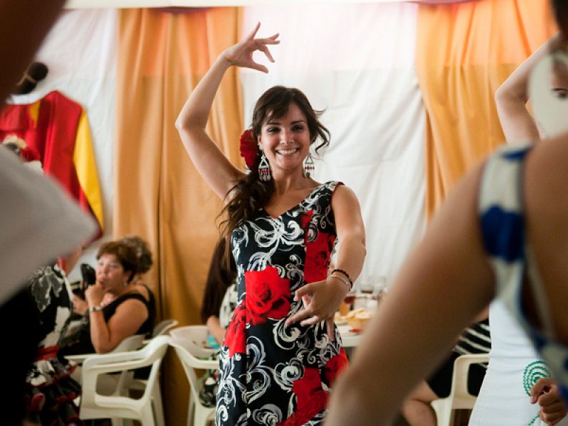 Una mujer baila en una de la casetas del recinto ferial de Granada