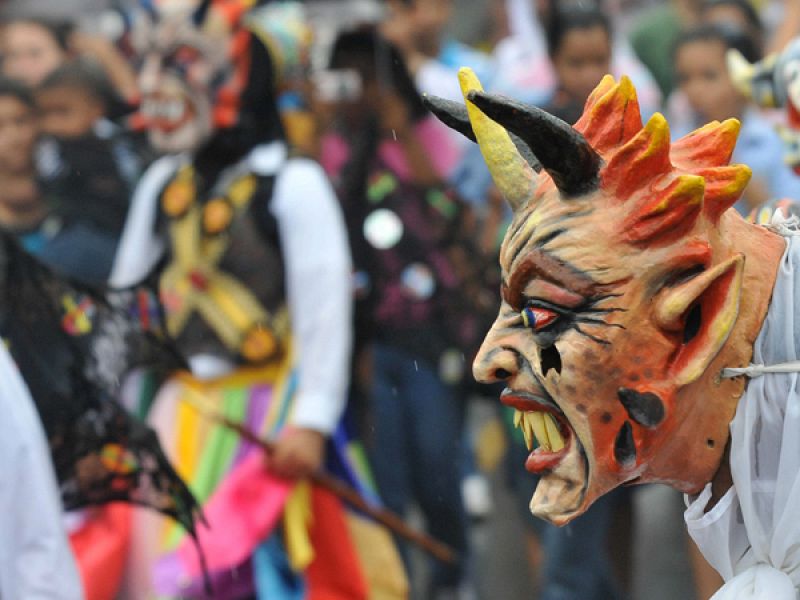 Un "gran diablo" y una "diablesa", ataviados de rojo y negro y con máscaras alegóricas,