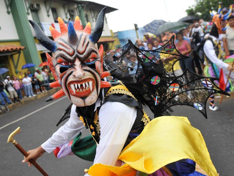 Un grupo de panameños danzan vestidos de diablos