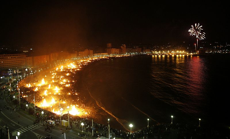 Vista general de las playas de Riazor y del Orzán (A Coruña) donde multitud de personas celebran la llegada del verano.