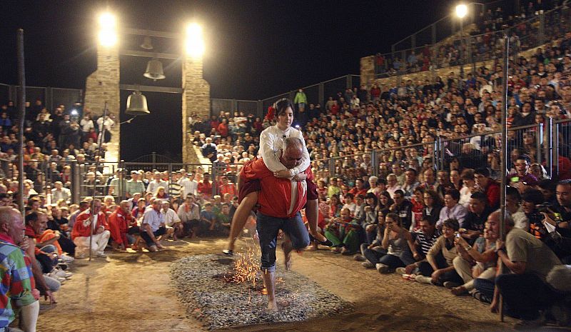 Más de 3.000 personas presencian en la noche de San Juan el tradicional paso del fuego en la localidad soriana de San Pedro Manrique.