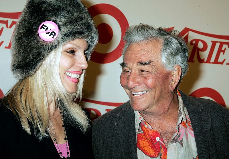 Peter Falk y su esposa Shera llegan a la gala de Centenario de 'Variety', en Beverly Hills