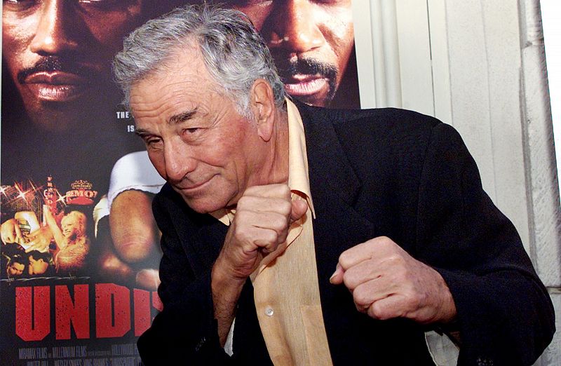 Peter Falk posando en la presentación de la película "Indiscutible" en Los Ángeles, en agosto de 2002