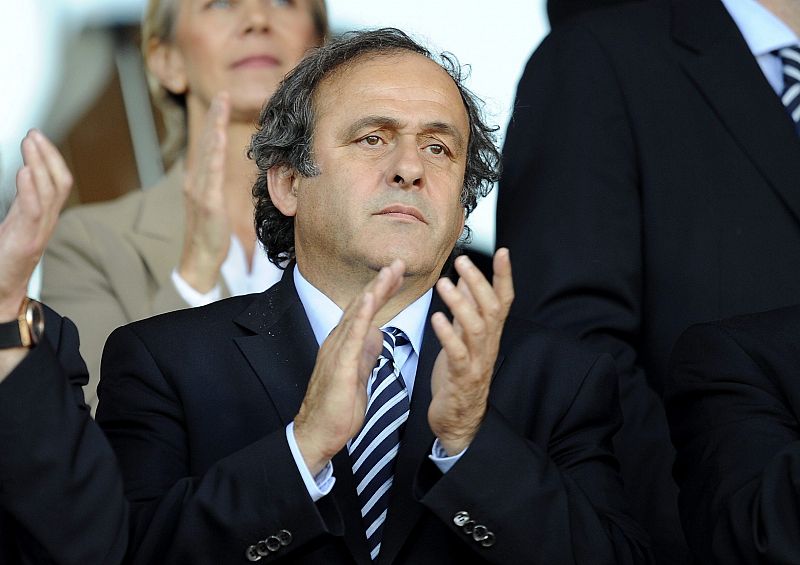 El presidente de la UEFA, el francés Michel Platini, aplaude