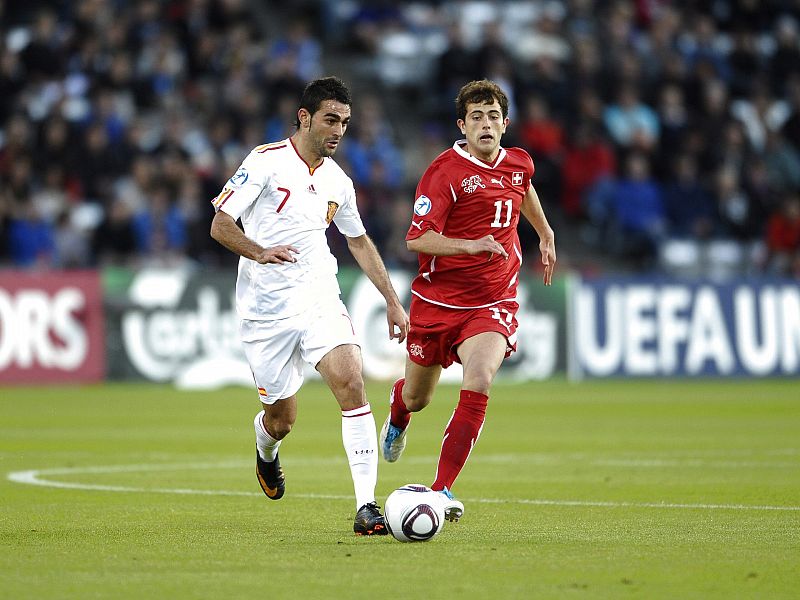 Adrián (i) de España controla el balón ante Admir Mehmedi (d) de Suiza