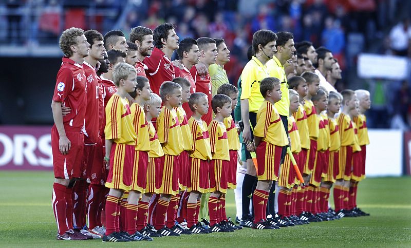 Los equipos de Suiza y España forman antes del inicio de la final del Europeo Sub 21