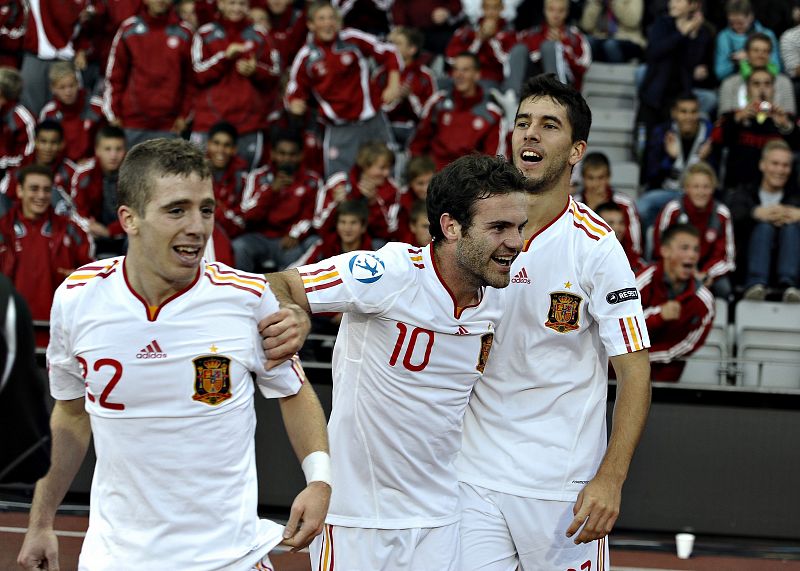 Muniain, Mata y Didac celebran el gol de Ander Herrera