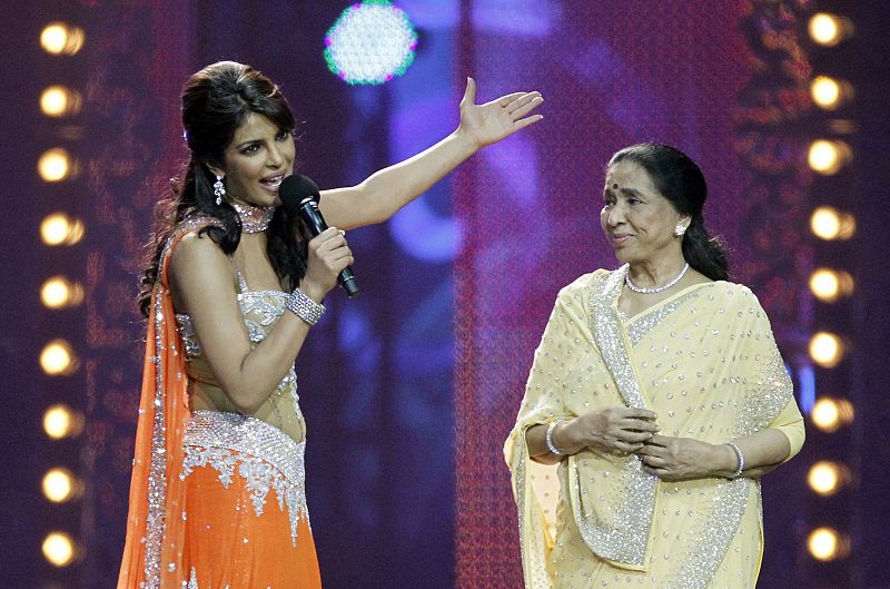 Chopra presents a lifetime achievement award to Bhosle during the IIFA awards show in Toronto