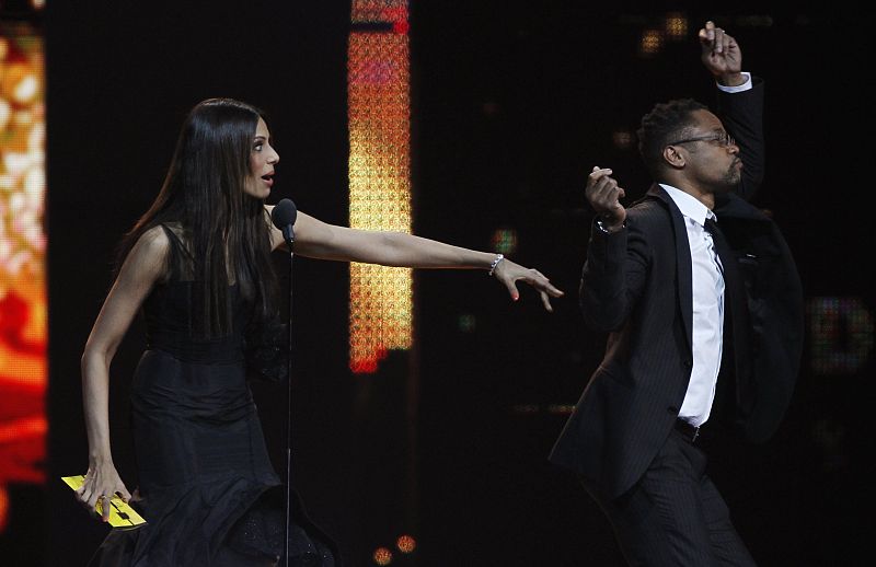 Bipasha Basu presents with Cuba Gooding Jr. during the International Indian Film Academy (IIFA) awards show in Toronto